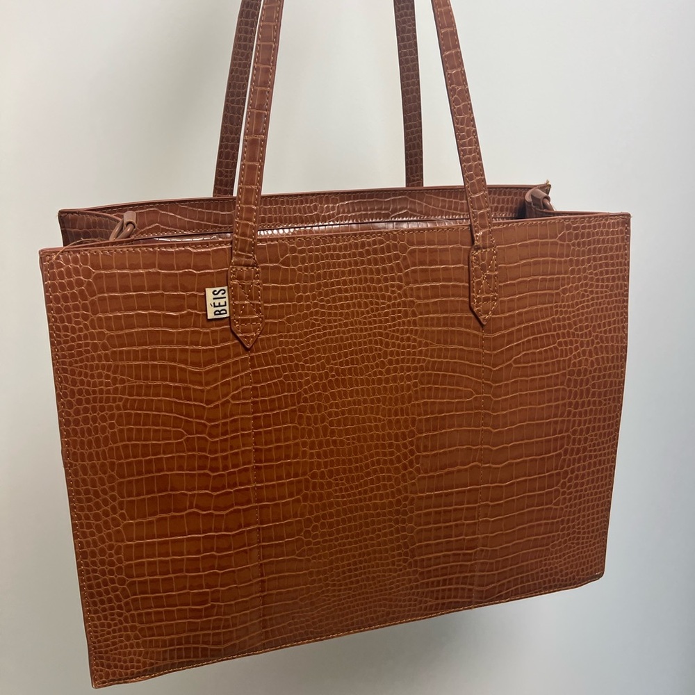 BEIS travel tote